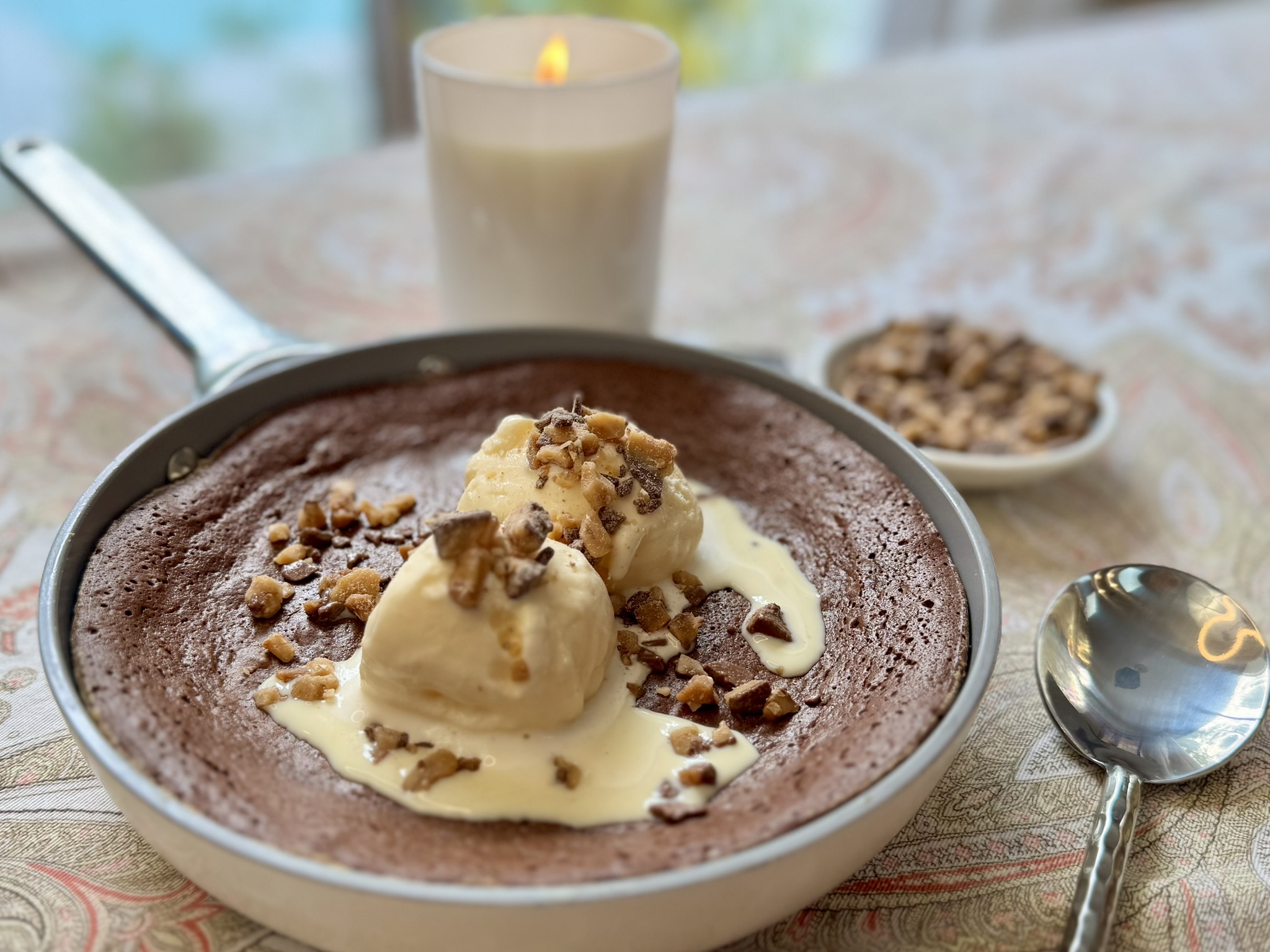 Best Quick Flourless Gooey Chocolate Skillet Cake